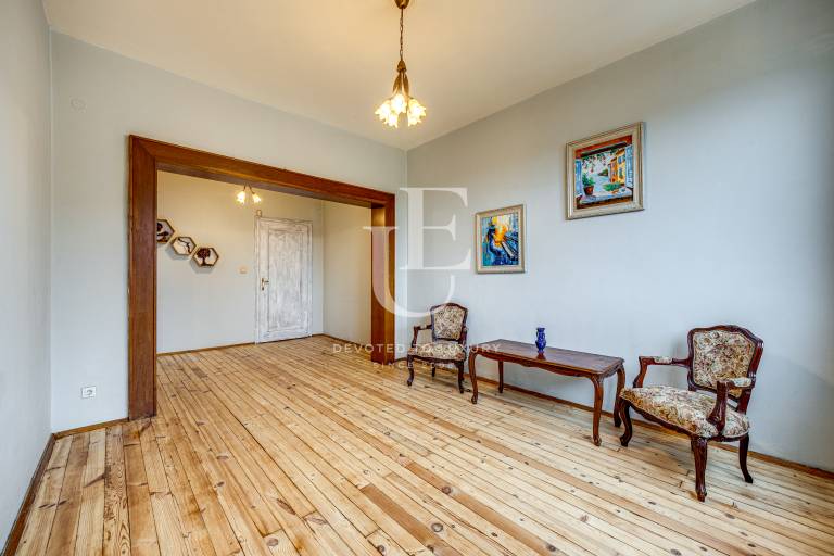 Просторен апартамент с автентичен дух до бул. Патриарх Евтимий