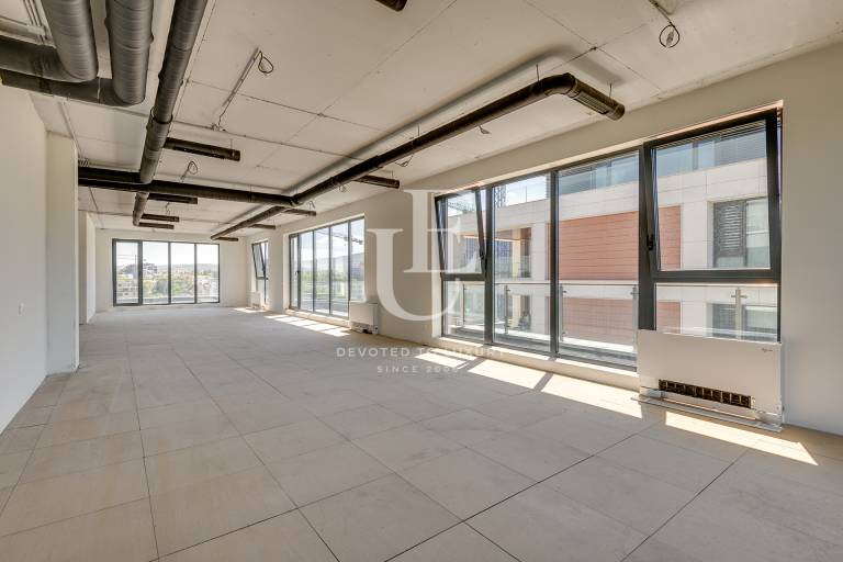 Самостоятелна офис сграда в близост до Парадайз Мол