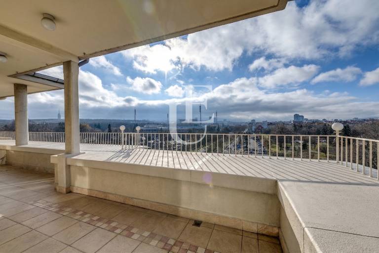 Аристократичен пентхаус за продажба в Докторска градина