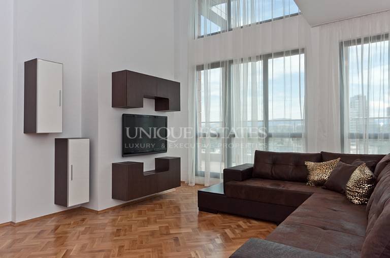 Lovely two-bedroom apartment with high ceiling