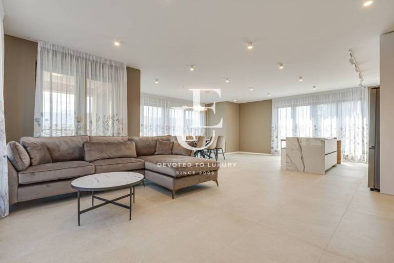 Стилен апартамент с три спални под наем в кв. Оборище