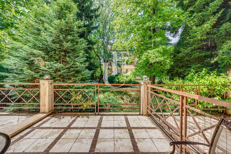 Very spacious one-bedroom apartment in Iztok