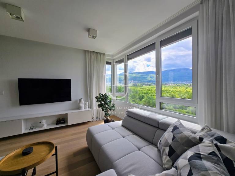 Panoramic apartment for sale with views of greenery