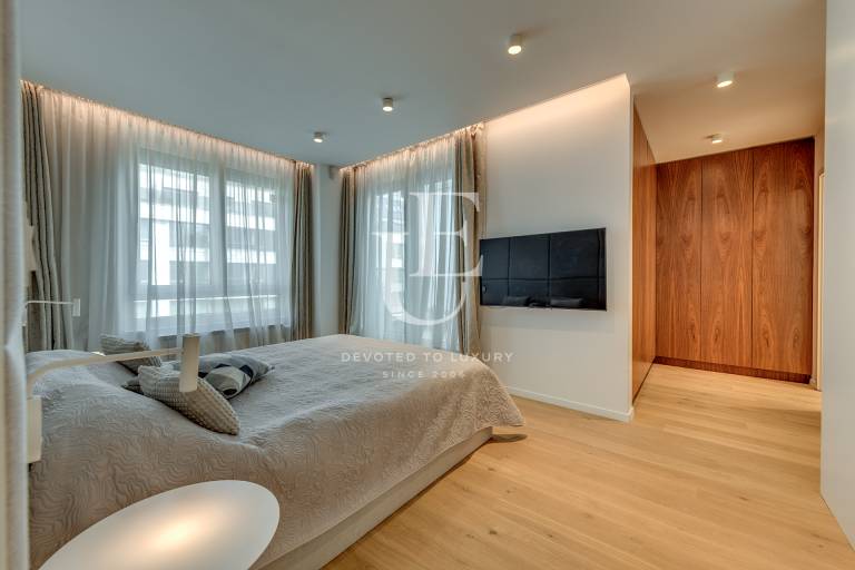 Panoramic apartment for sale with views of greenery