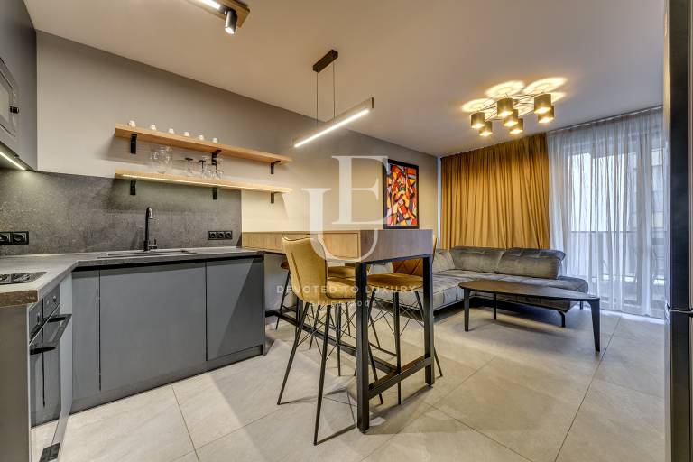 Модерно обзаведен тристаен апартамент в кв.Малинова Долина