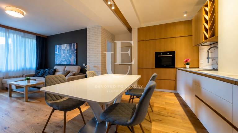 Слънчев апартамент с три спални за продажба в кв. Витоша