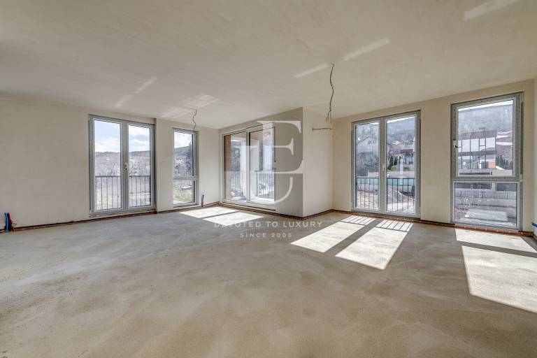 Панорамен апартамент за продажба в затворен комлекс с гледка 