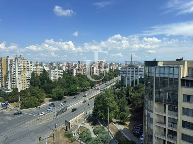 Office with panoramic views for rent in an office building 