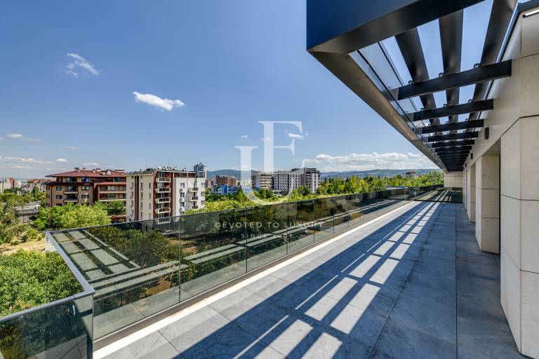 Three-bedroom apartment with a beautiful view in a closed complex