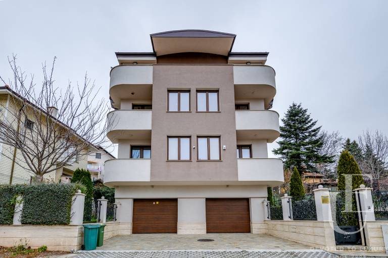 Detached house with a beautiful yard in Knyajevo