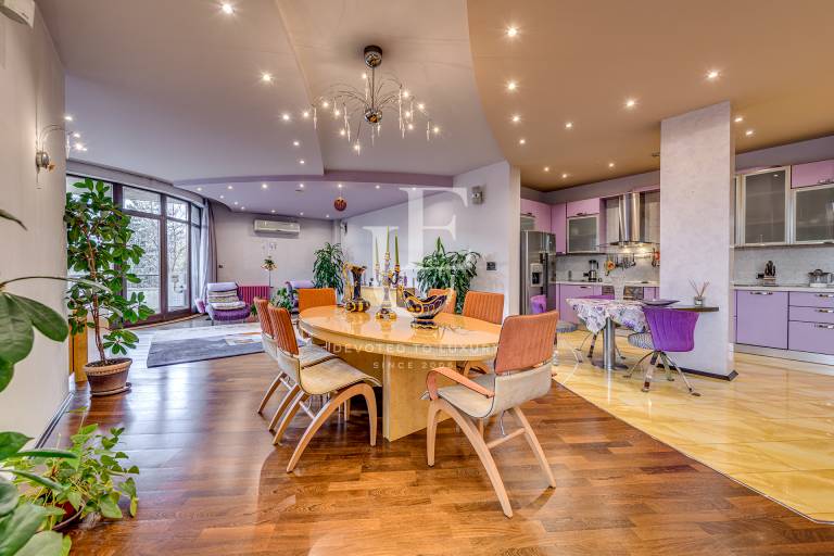 Bright and exceptionally spacious apartment on James Baucher Blvd