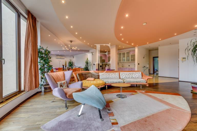 Bright and exceptionally spacious apartment on James Baucher Blvd