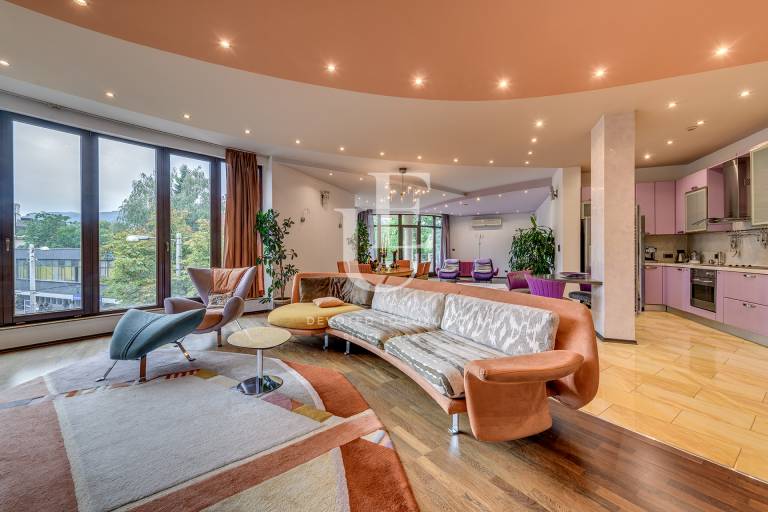 Bright and exceptionally spacious apartment on James Baucher Blvd