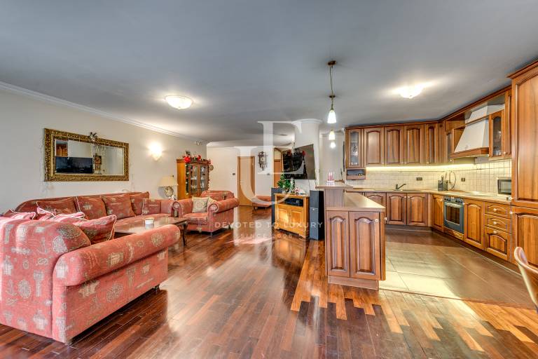 Трисатен апартамент за продажба до Южен парк