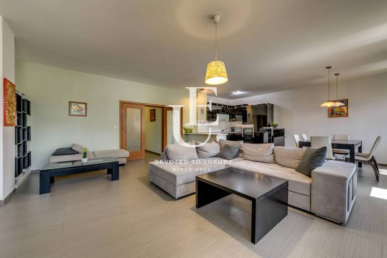 Excellent two-bedroom apartment on Slavyanska Street for rent