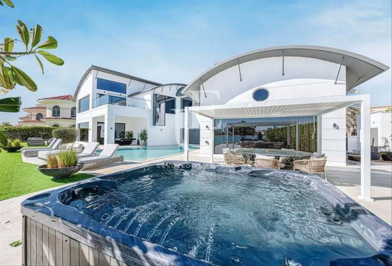 Spacious residence with sea views on Palm Jumeirah