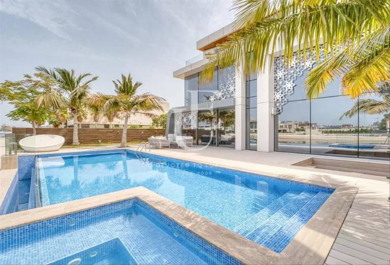 Spacious home with private gym and direct beach access in Dubai