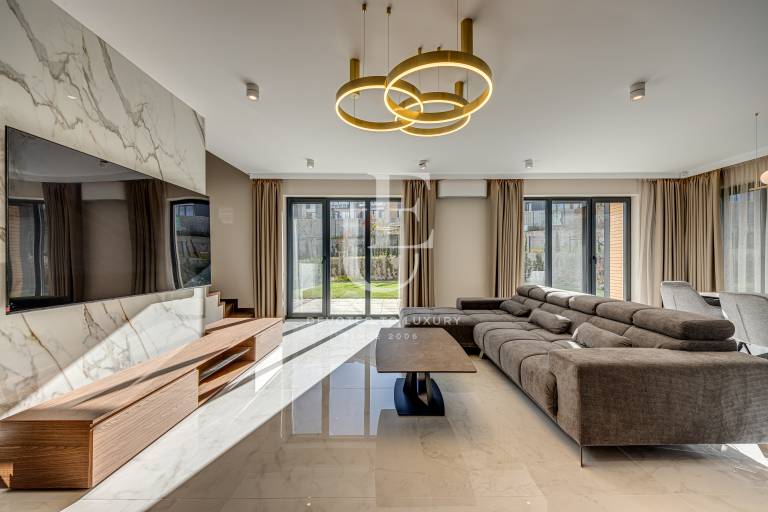 Луксозна къща с четири спални и двор в кв. Симеоново