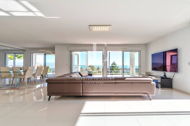 Луксозен апартамент с панорамна гледка в Антиб