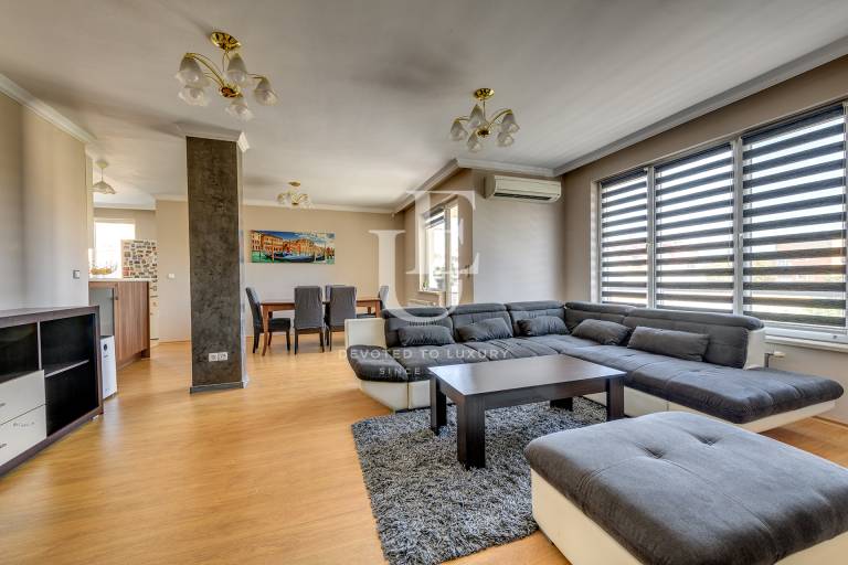 Просторен четиристаен апартамент за продажба в затворен комплекс