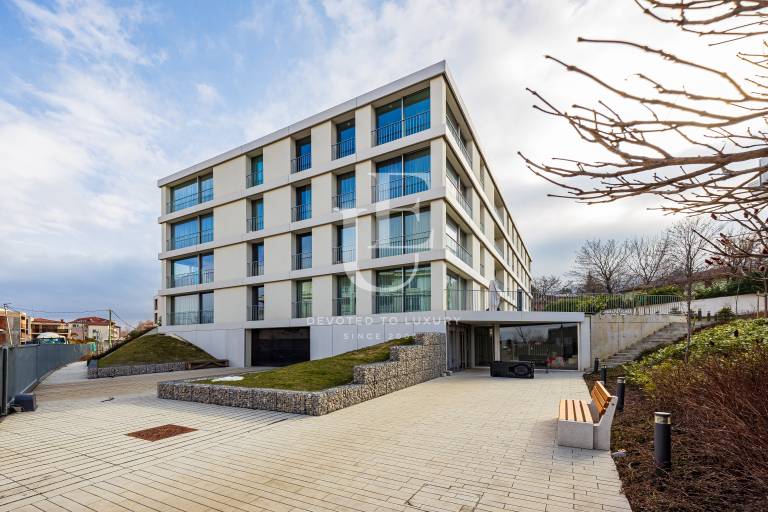 Exclusive apartment with a unique view and its own yard