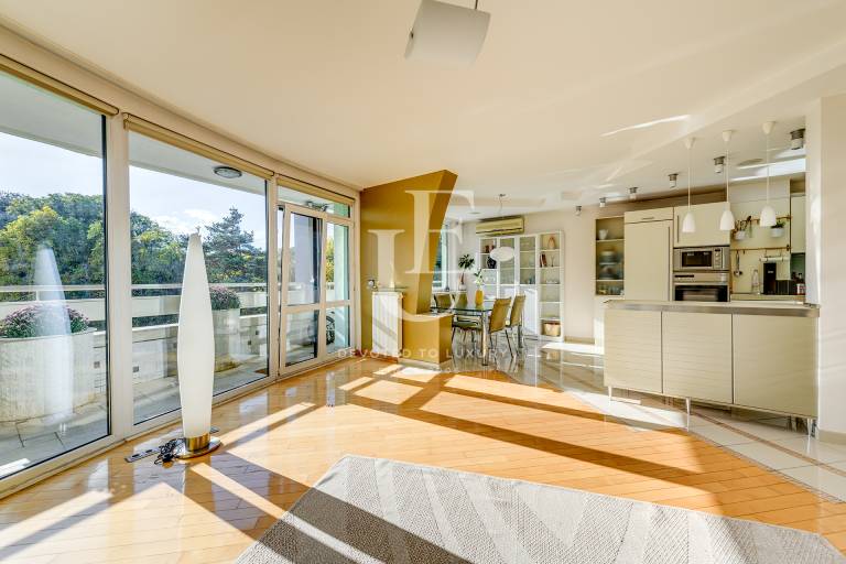 Exclusive multi-room apartment next to South Park