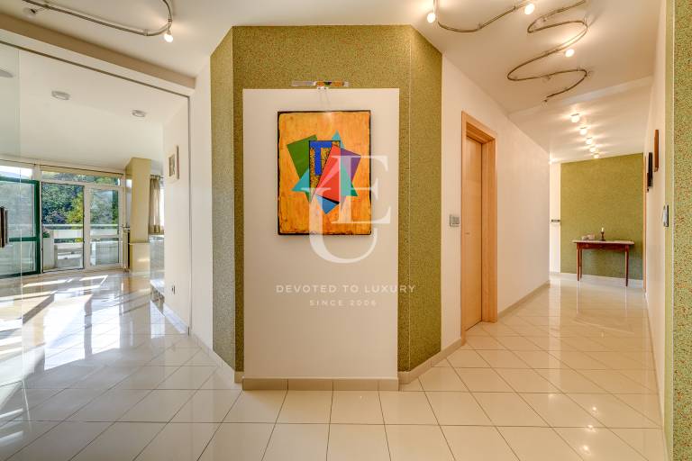 Exclusive multi-room apartment next to South Park
