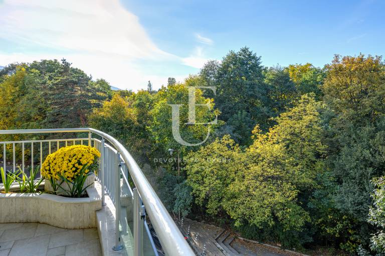Exclusive multi-room apartment next to South Park