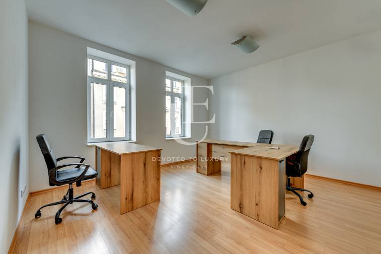 Office for rent in an aristocratic building in the city center