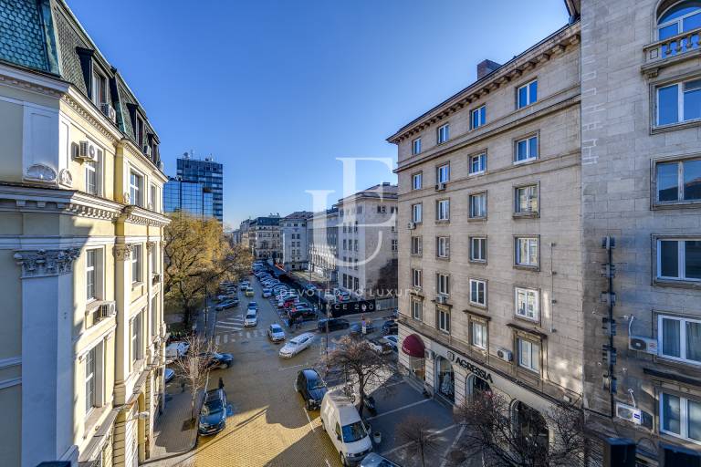 Office for rent in an aristocratic building in the city center 