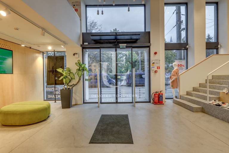 Магазин за продажба с престижна локация в идеален център