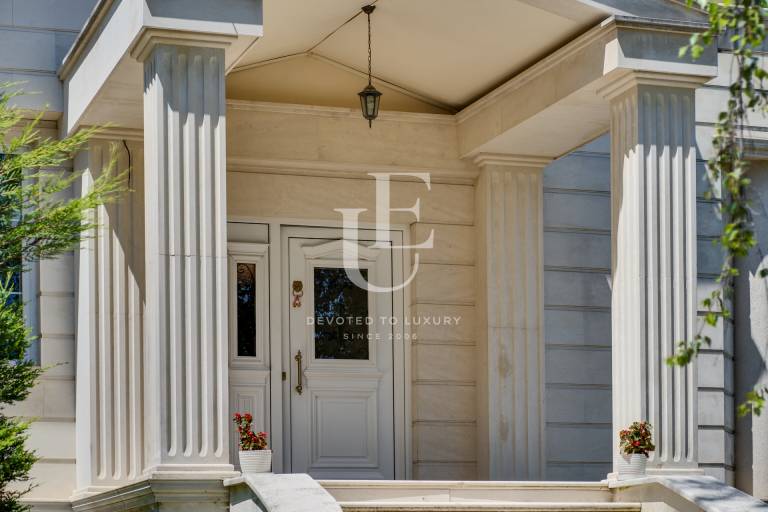 Representative house with magnificent architecture for sale
