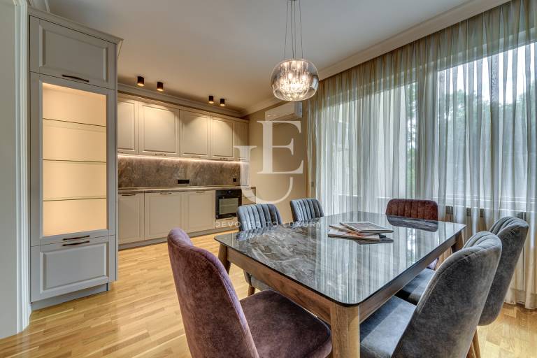 Designer two-bedroom apartment near Doctor's Garden