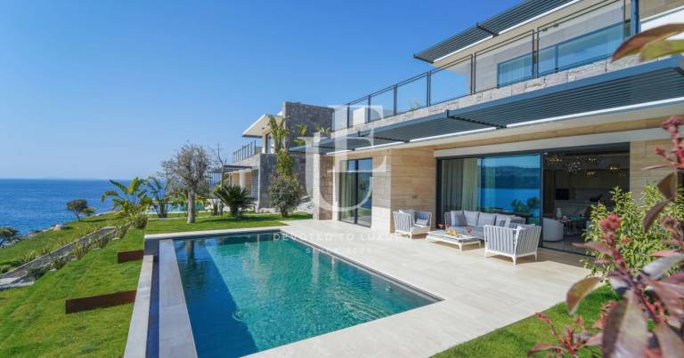 Seafront villa with 5 bedrooms and private beach access in Bodrum