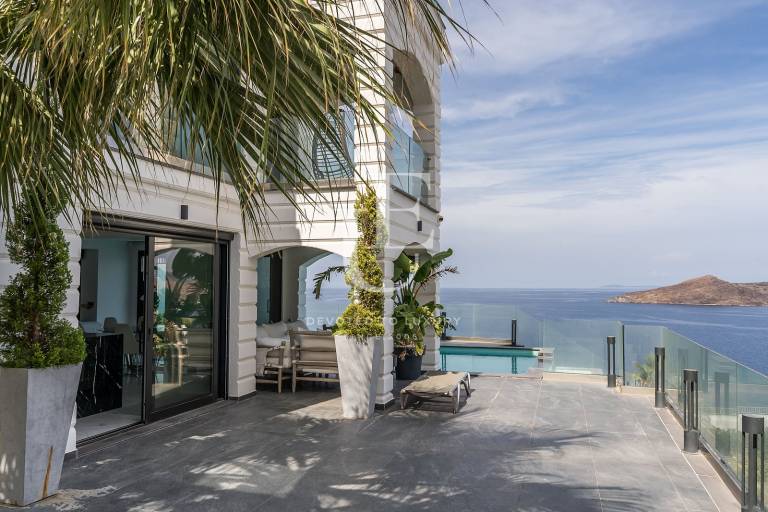 Spacious seafront villa with 5 bedrooms near the marina in Bodrum