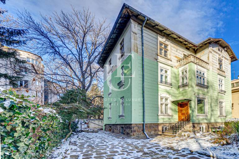 Doctor's monument, a floor of a house for sale