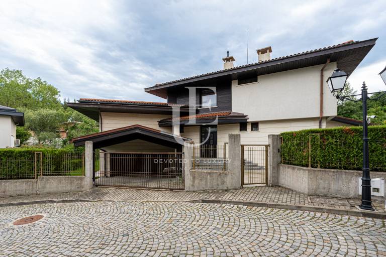 Къща за продажба в к-с Belle Valley, до Парк Камбаните