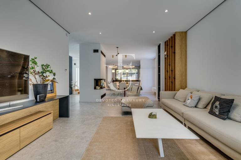 Stylishly furnished house in National park Bistritsa for sale