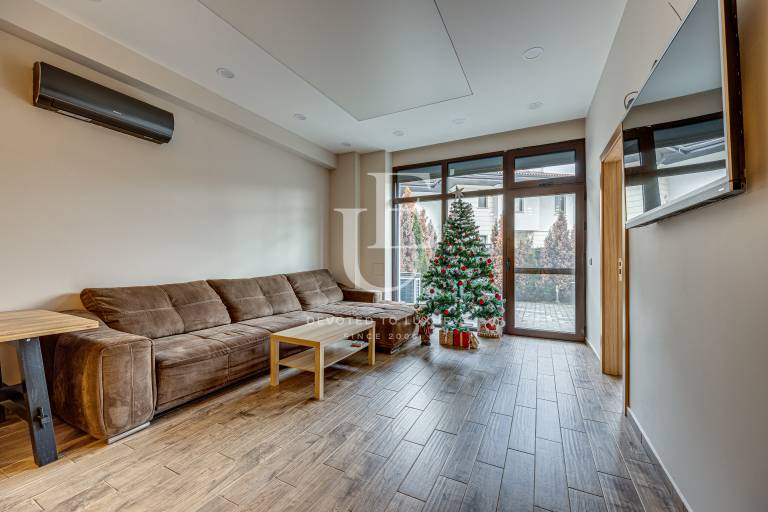 Тристаен апартамент с двор в затворен к-с Бел Вали