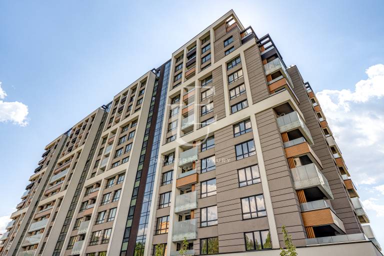 One-Bedroom Apartment with Southwest Exposure and Panoramic View