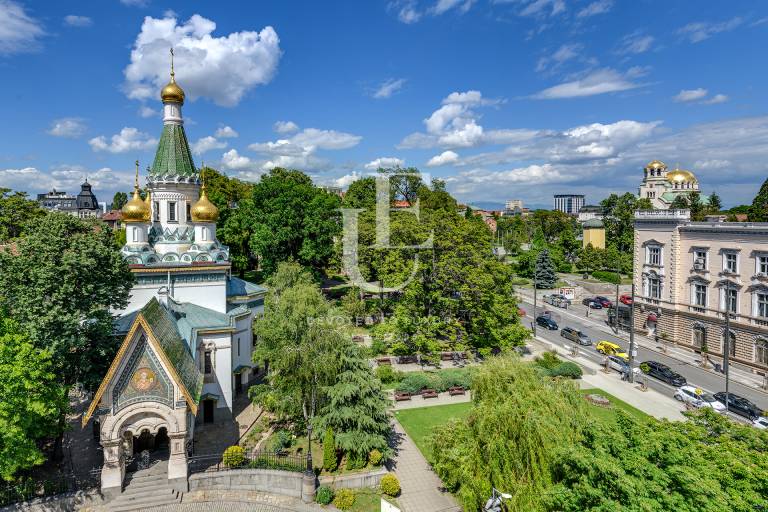 Уникален колекционерски имот под наем до Руската църква