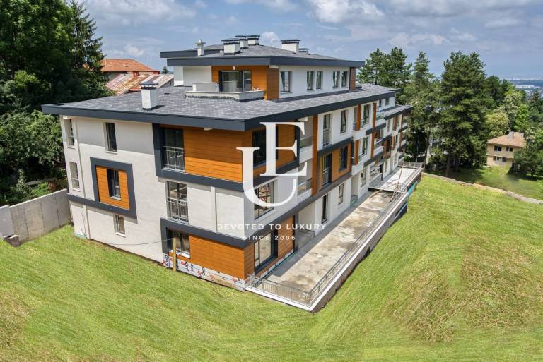 Spacious apartment in a preferred area with a yard