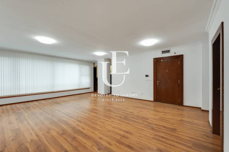 Spacious apartment in luxurious building for sale in Iztok