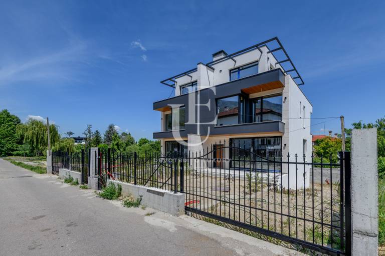 Впечатляваща къща за продажбва с панорамни гледки 