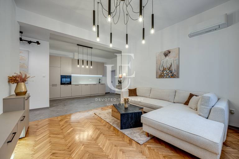 Изискан тристаен апартамент за продажба до Руски паметник