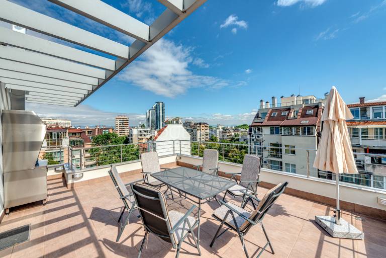 Penthouse with three bedrooms and a beautiful terrace for rent 