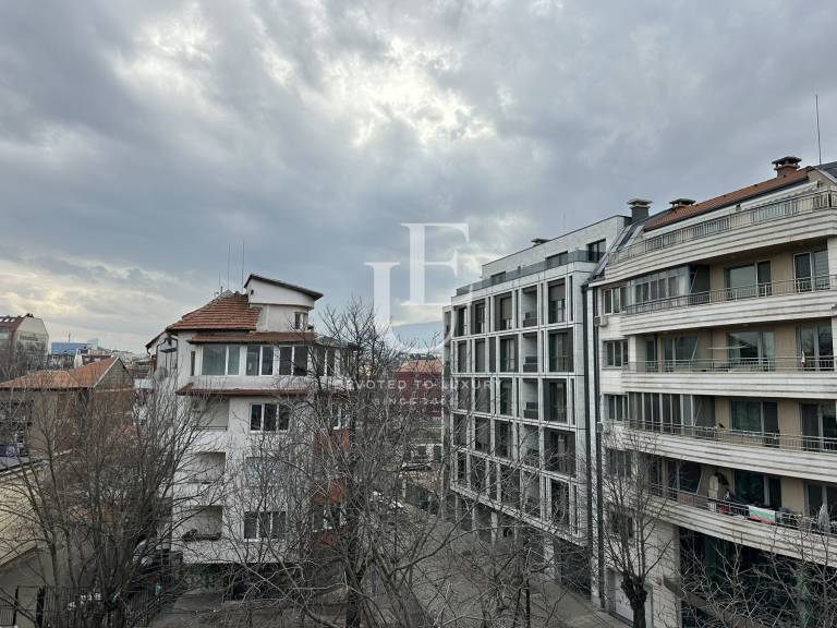 Three-room apartment for sale on Budapest Street for renovation