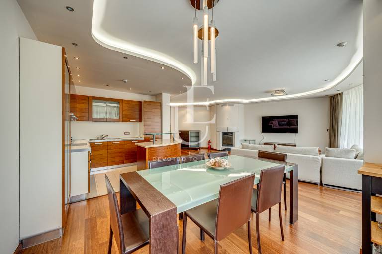 Слънчев апартамент под наем с гледки към Южен парк