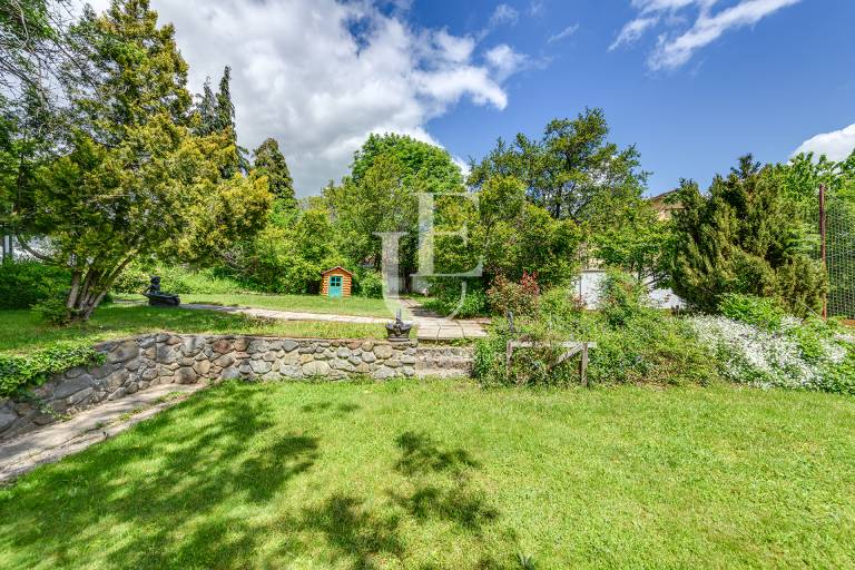Lovely house in a very big garden in Bistritsa