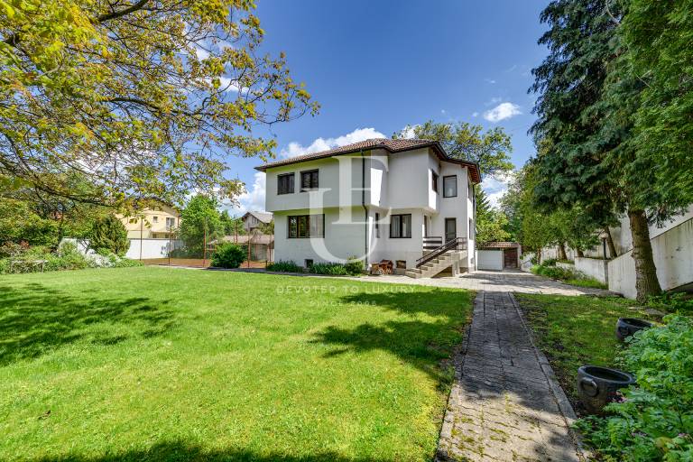 Sunny house with a large plot in a great location in Bistritsa